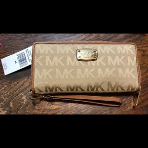 Michael Kors clutch (NWT)